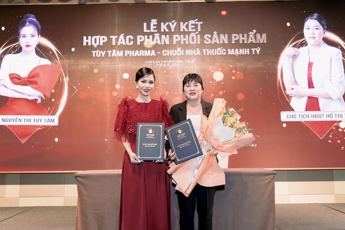 CEO Nguyễn Thị Tuỳ Tâm và Chủ tịch HĐQT Hồ Thị Tý kí kết hợp tác phân phối sản phẩm