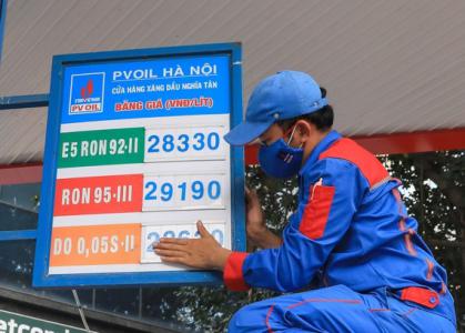 Tại sao giá xăng tăng mạnh 7 lần liên tiếp nhưng giảm ‘nhỏ giọt’?
