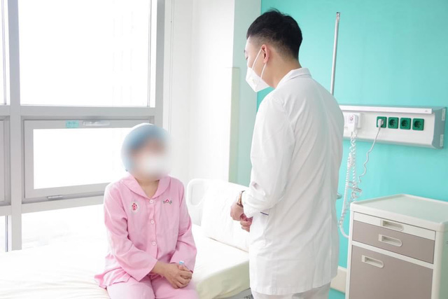 Lần đầu ghép gan cho bệnh nhi qua nội soi lấy thuỳ gan trái từ người cho sống - Ảnh 2.