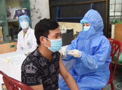 Các địa phương cần 'tăng tốc' tiêm mũi 3 vaccine phòng COVID-19
