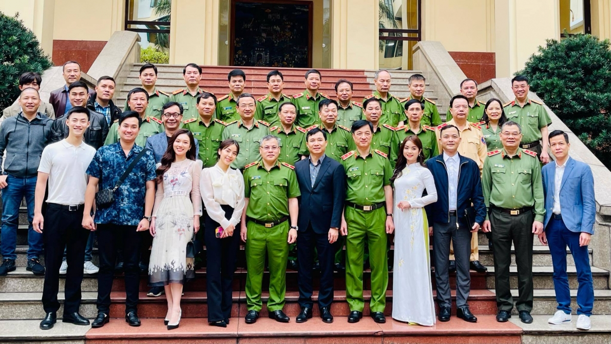 Bộ Công an trao bằng khen cho đoàn phim ‘Phố trong làng’