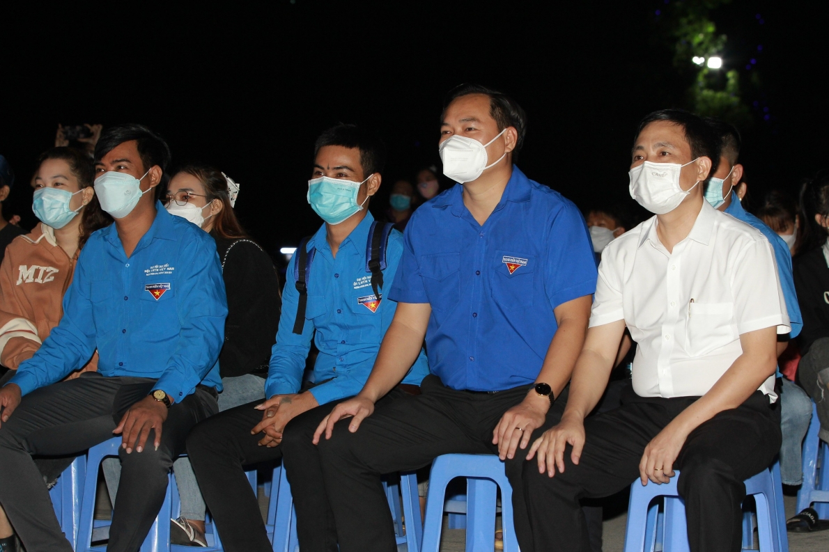 Ông Trần Bảo Lâm, Phó Bí thư thường trực Tỉnh Đoàn, Chủ tịch Hội LHTN Việt Nam tỉnh Bình Dương (thứ hai từ phải qua) tham dự tại chương trình