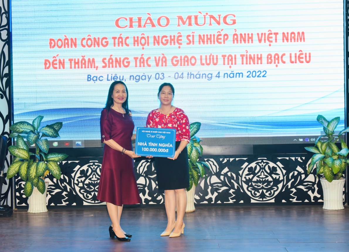 Bà Trần Thị Thu Đông trao bảng tượng trưng tặng 2 căn nhà tình nghĩa cho bà Lê Kim Thúy, Phó Bí thư Thành ủy, Chủ tịch UBND thành phố Bạc Liêu