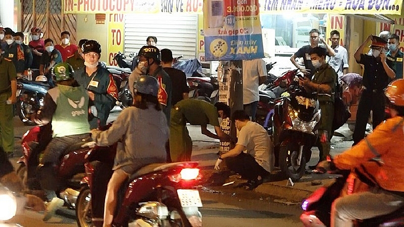 Công an khám nghiệm hiện trường, điều tra. Ảnh: PLO