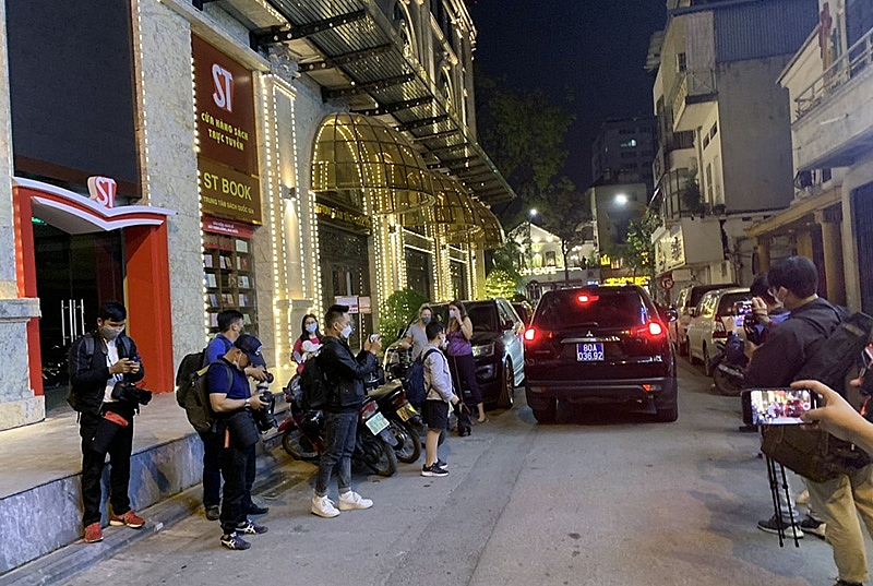 Phóng viên đưa tin tại hiện trường.