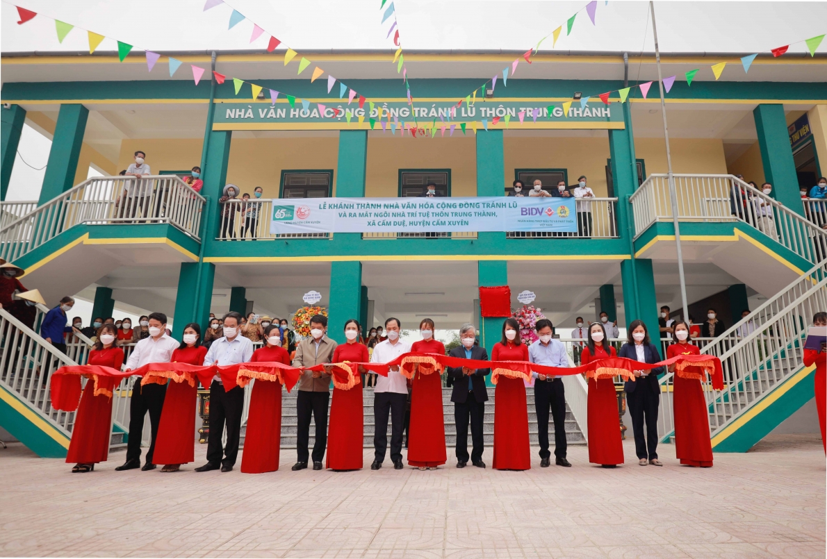 BIDV khánh thành nhà cộng đồng tránh lũ và trồng cây phòng hộ ven biển tại Hà Tĩnh