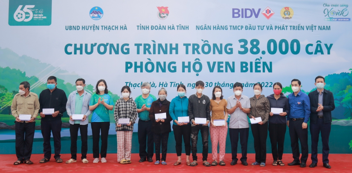 BIDV khánh thành nhà cộng đồng tránh lũ và trồng cây phòng hộ ven biển tại Hà Tĩnh