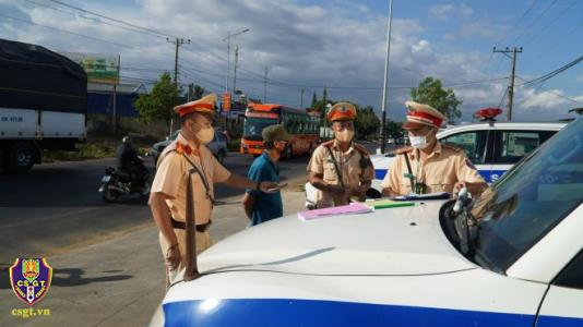 Xử lý tài xế xe tải chở cát rơi vãi trên đường
