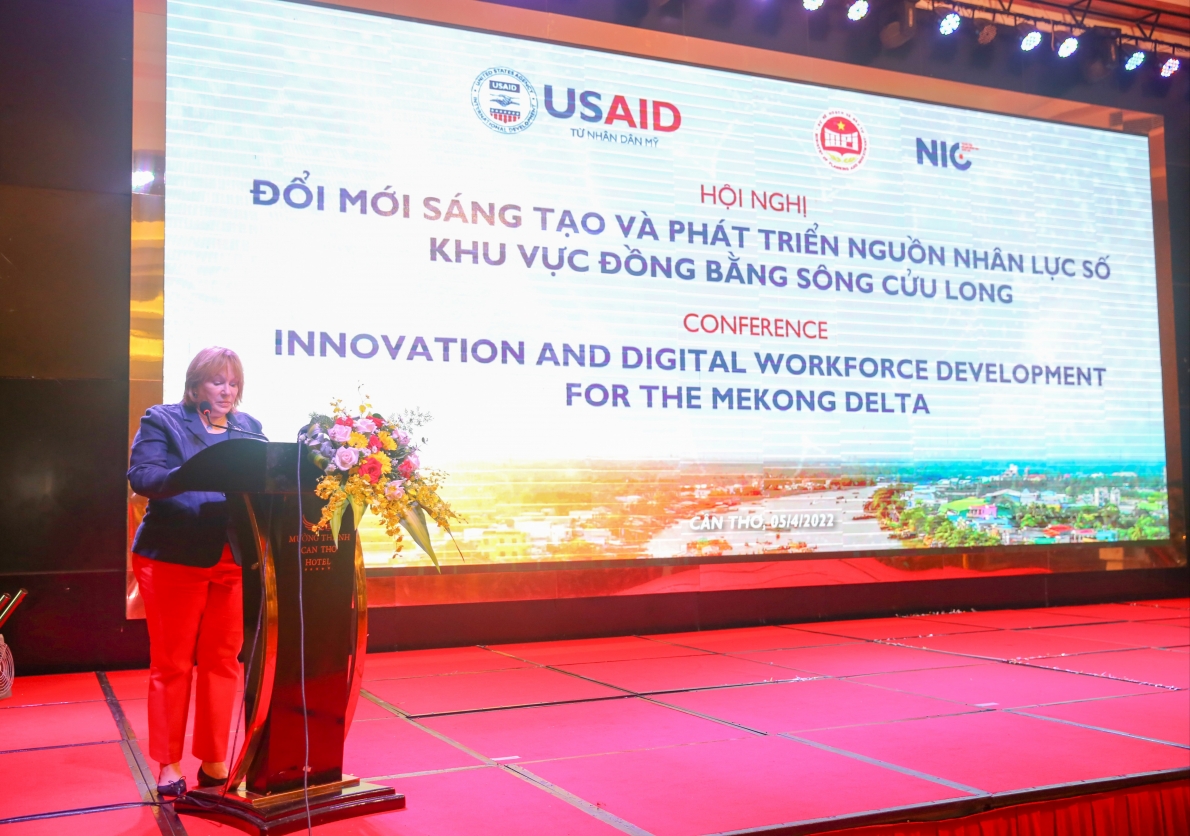 Bà Ann Marie Yastishock, Giám đốc quốc gia USAID tại Việt Nam, phát biểu tại Hội nghị