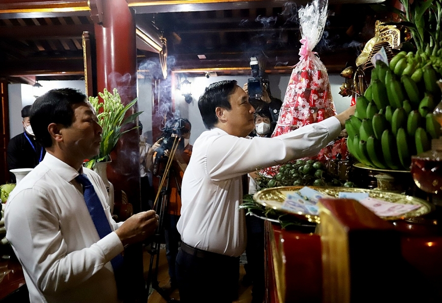 Bí thư Tỉnh ủy Bùi Minh Châu, Chủ tịch UBND tỉnh Bùi Văn Quang thành kính tri ân công đức Đức Quốc Tổ Lạc Long Quân