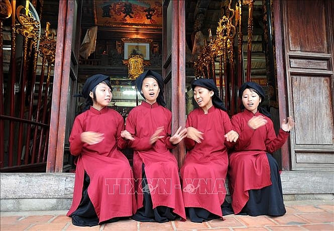 Hát Xoan là di sản thuộc loại hình nghệ thuật trình diễn bao gồm hát, múa, gõ trống và phách gắn liền với việc thờ cúng Hùng Vương, một tín ngưỡng bắt nguồn từ việc thực hành thờ cúng tổ tiên của người Việt được UNESCO công nhận là di sản văn hóa phi vật 