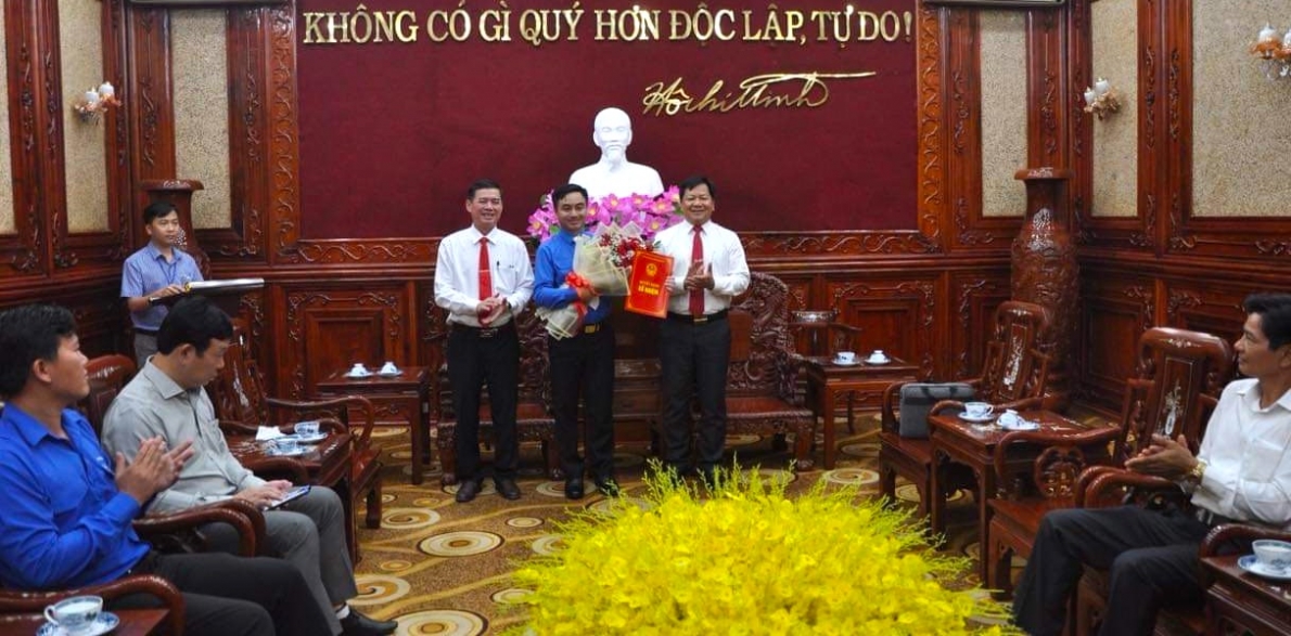 Phó Chủ tịch UBND tỉnh Trần Văn Mi (bên phải) trao quyết định bổ nhiệm Giám đốc Trung tâm Xúc tiến đầu tư thương mại và du lịch tỉnh đối với ông Trần Quốc Duy