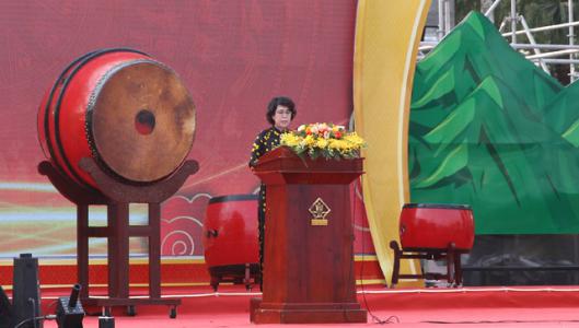 Lãnh đạo TPHCM và người dân thành kính dâng hương Quốc Tổ Hùng Vương