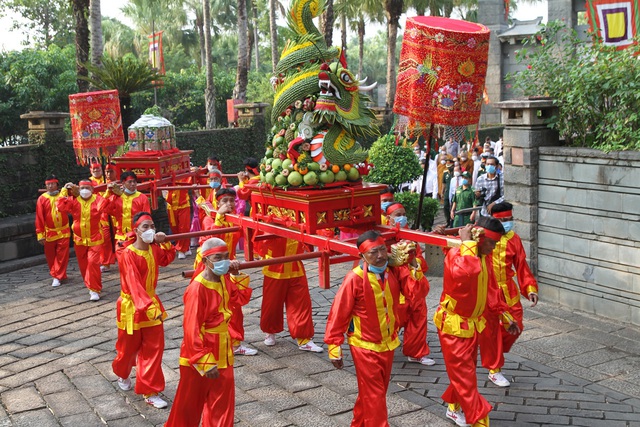 Lãnh đạo TPHCM và người dân thành kính dâng hương giỗ Tổ Hùng Vương - Ảnh 2.