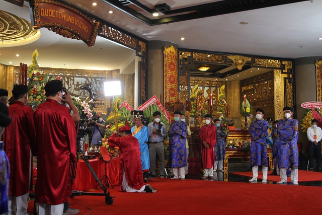 Lãnh đạo TPHCM và người dân thành kính dâng hương giỗ Tổ Hùng Vương - Ảnh 3.