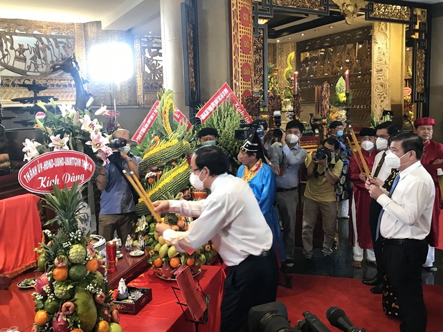 Lãnh đạo TPHCM và người dân thành kính dâng hương giỗ Tổ Hùng Vương - Ảnh 4.