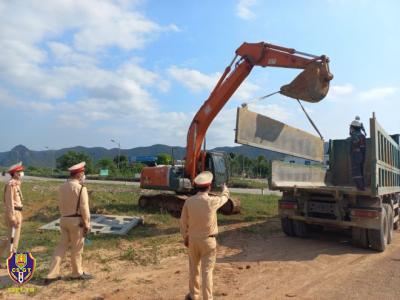 Quảng Bình: Xử lý hiệu quả tình trạng xe quá khổ, tự ý cải tạo phương tiện