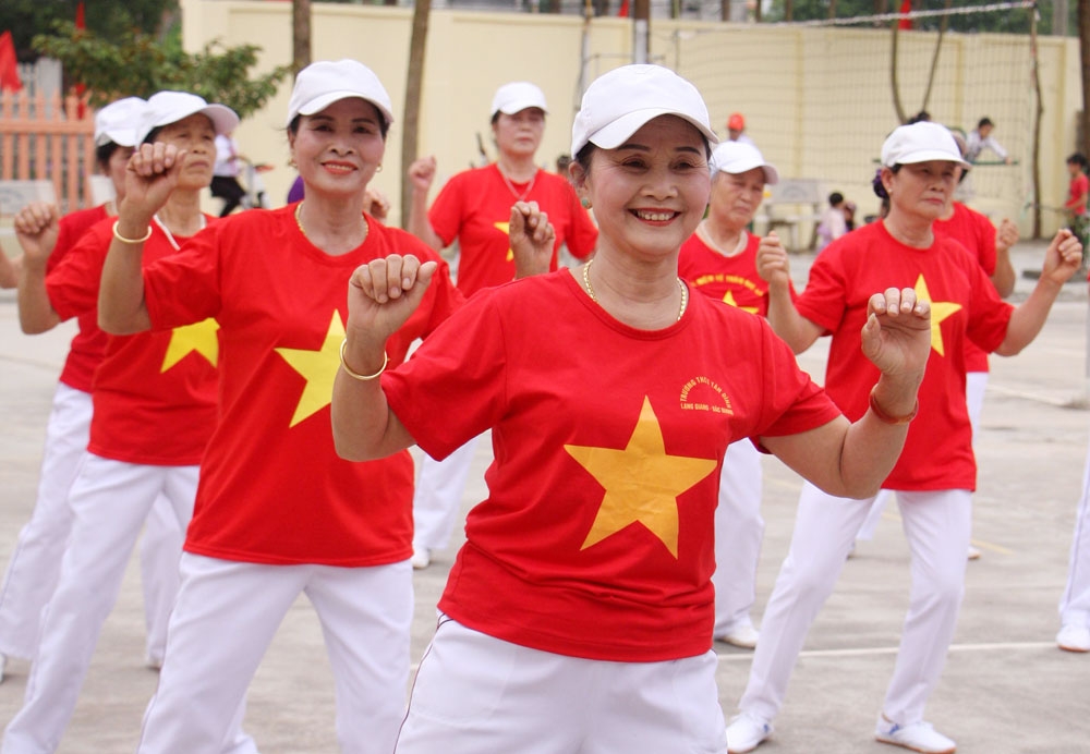 Người có tuổi nên phấn đấu "tam lương" và "ngũ hoạt"