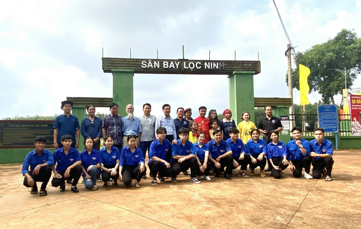 Chụp ảnh lưu niệm cùng các chiến sĩ Công an tỉnh Bình Phước
