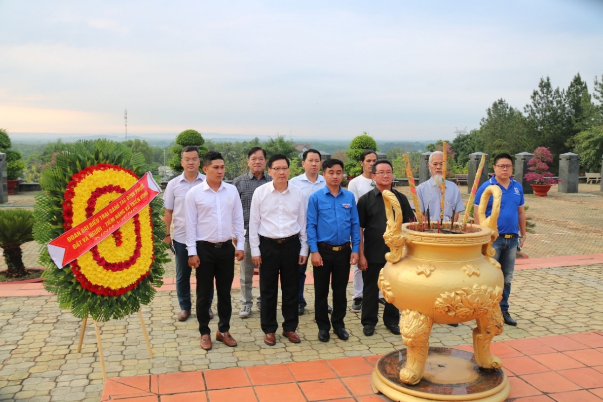 Dâng hương đền thờ Vua Hùng