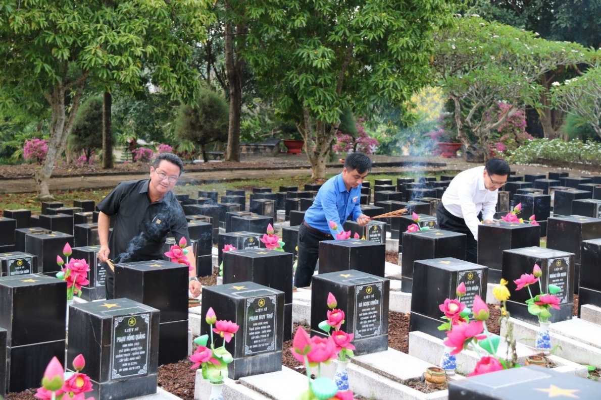 Viếng Nghĩa trang liệt sĩ tỉnh Bình Phước