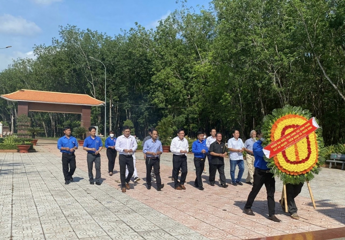 Thắp nhang các Anh Hùng liệt sĩ tại Nghĩa trang tỉnh
