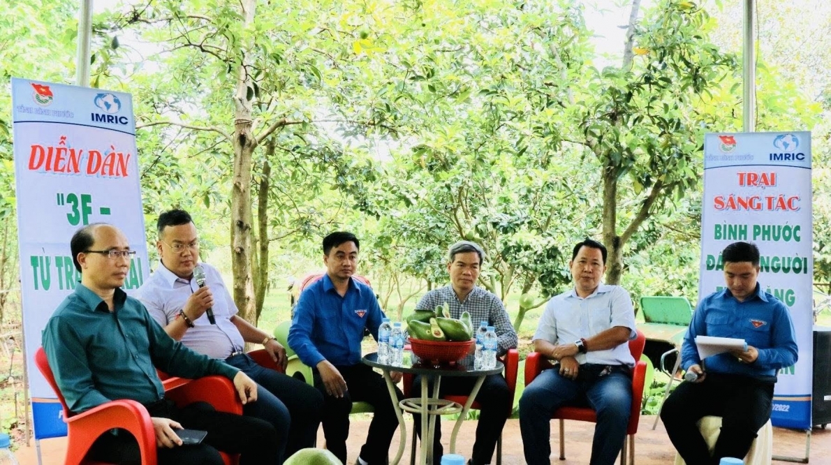 Viếng Tượng đài Phú Riềng Đỏ, huyện Đồng Phú