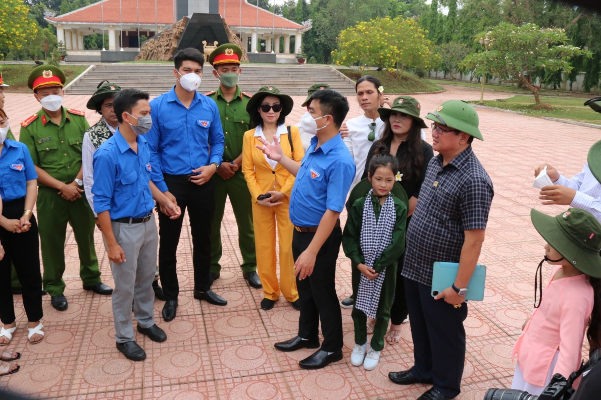 Giây phút trao đổi kế hoạch sáng tác của đoàn