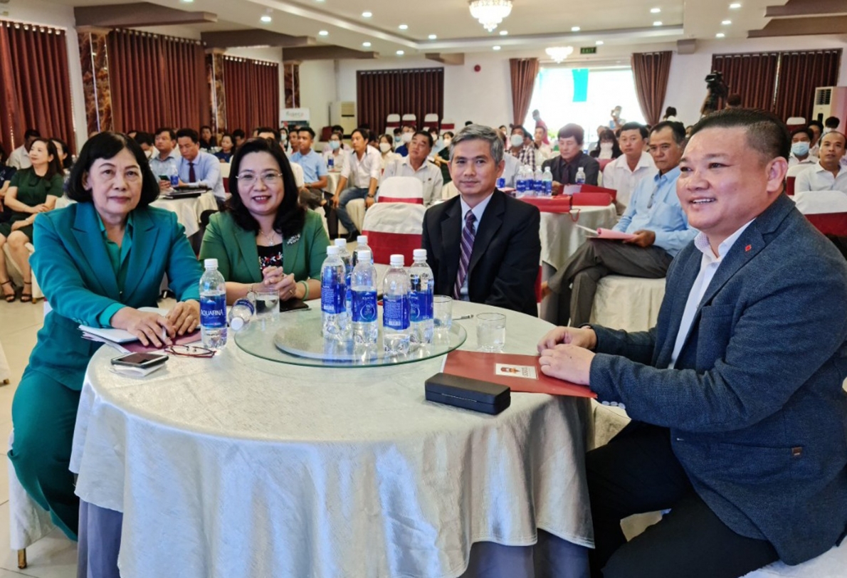 Bà Hồ Thị Cẩm Đào, Phó Bí thư Tỉnh ủy Sóc Trăng (thứ hai từ trái qua) và ông Trần Khắc Tâm, Chủ tịch Hiệp hội Doanh nghiệp tỉnh Sóc Trăng (bìa phải) tham dự hội nghị