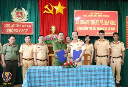 Bàn giao Trạm cân tải trọng cố định cho Phòng CSGT Công an tỉnh Gia Lai