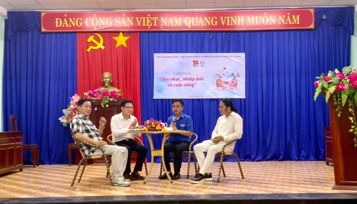 Trao tặng quà cho đồng bào dân tộc thiểu số