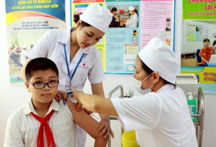 Cho trẻ ăn gì trước và sau tiêm vaccine COVID-19?