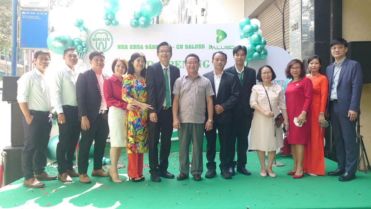 Chụp hình lưu niệm cùng khách mời