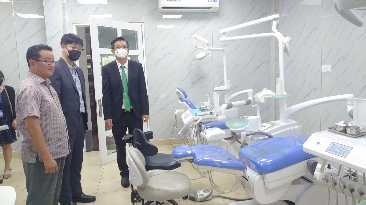 Ông Hồ Minh Sơn, Viện trưởng Viện Nghiên cứu Thị trường Truyền thông Quốc tế (ngoài cùng bên trái) thăm chi nhánh nha khoa Đăng Lưu