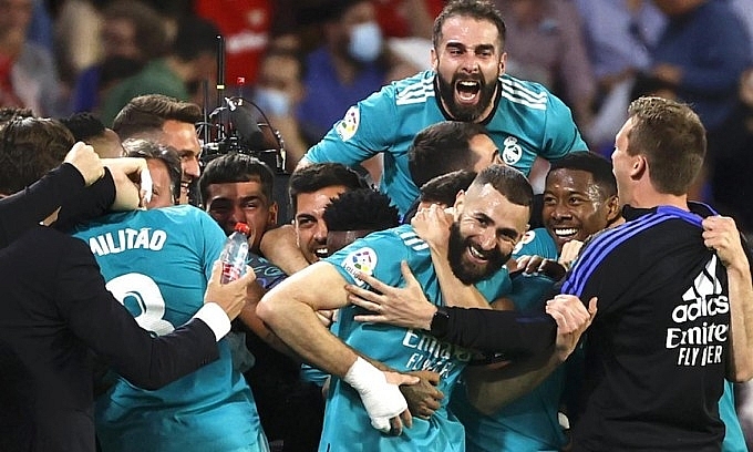 Benzema toả sáng trong trận đấu gặp Sevilla. Ảnh: EFE.