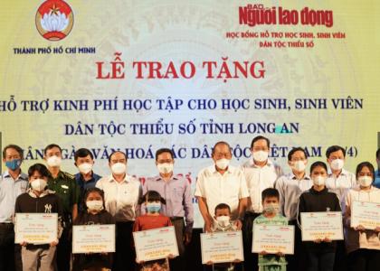 Nguyên Phó Thủ tướng Trương Hòa Bình trao học bổng cho học sinh dân tộc thiểu số tỉnh Tây Ninh, Long An
