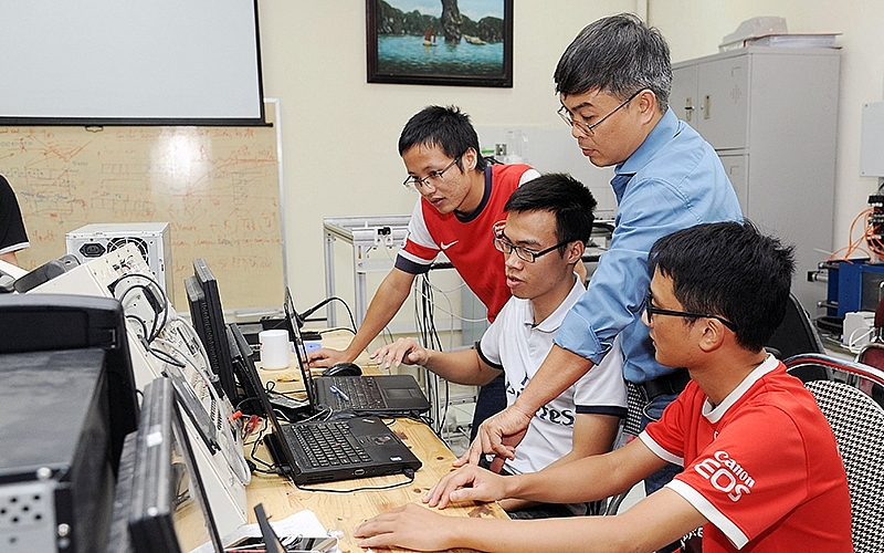 Sinh viên Trường đại học Bách khoa Hà Nội thực hành tại phòng thí nghiệm. (Ảnh QUANG ANH)