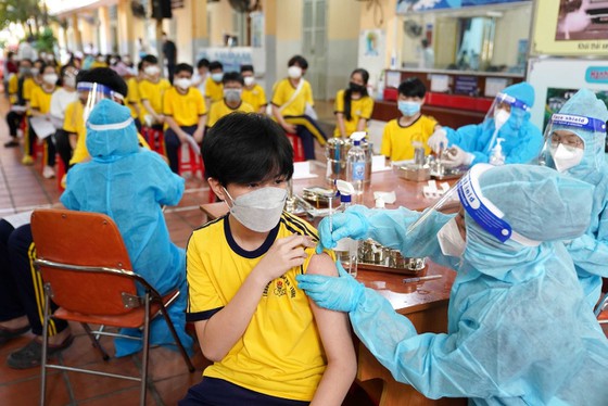 Đẩy mạnh tiêm vaccine phòng chống COVID-19 nhất là cho trẻ em, xây dựng kế hoạch tiêm mũi 4 - Ảnh 1.