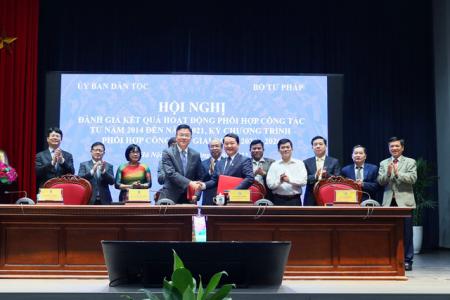 Ký kết Chương trình phối hợp giữa Ủy ban Dân tộc và Bộ Tư pháp