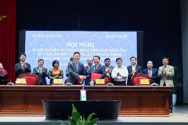 Ký kết chương trình phối hợp giữa Ủy ban Dân tộc và Bộ Tư pháp.