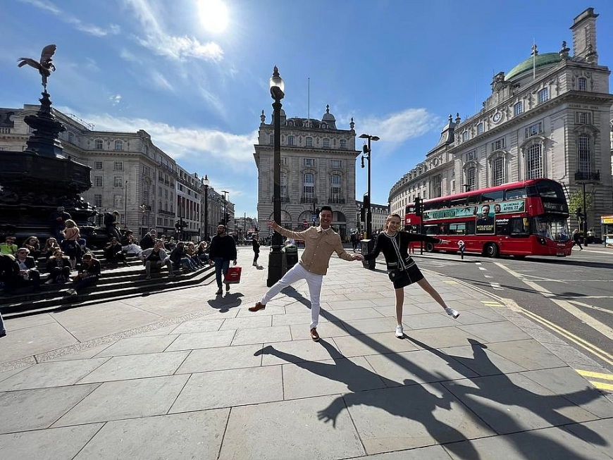 Tuấn Hưng bị trộm đập ô tô, lấy hết đồ hiệu vừa sắm ngay giữa London