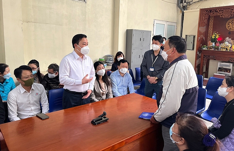 Phó Chủ tịch UBND thành phố Chử Xuân Dũng động viên gia đình nạn nhân. Ảnh: HNM