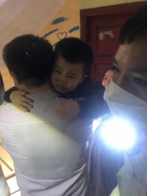 Hà Nội: Giải cứu thành công bé 4 tuổi mắc kẹt trong hố thang máy