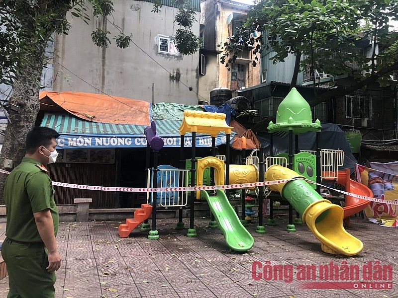 án bộ Công an bảo vệ hiện trường.