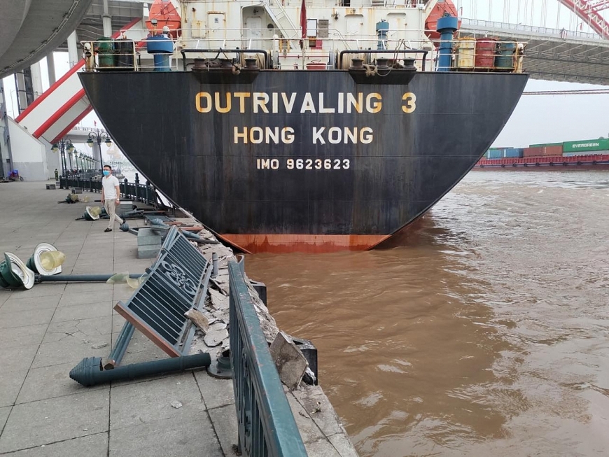Tàu Outrivaling mắc kẹt dưới gầm cầu Hoàng Văn Thụ. Ảnh: Dân Việt