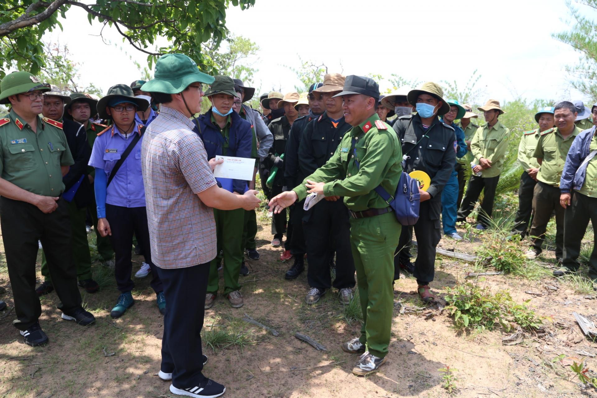 Vụ phá gần 400ha rừng: Bí thư, Chủ tịch tỉnh đến hiện trường chỉ đạo điều tra - Ảnh 4.