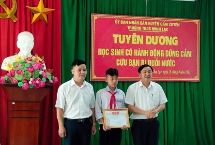 Hà Tĩnh: Tuyên dương nam sinh lớp 8 dũng cảm cứu 2 em nhỏ đuối nước