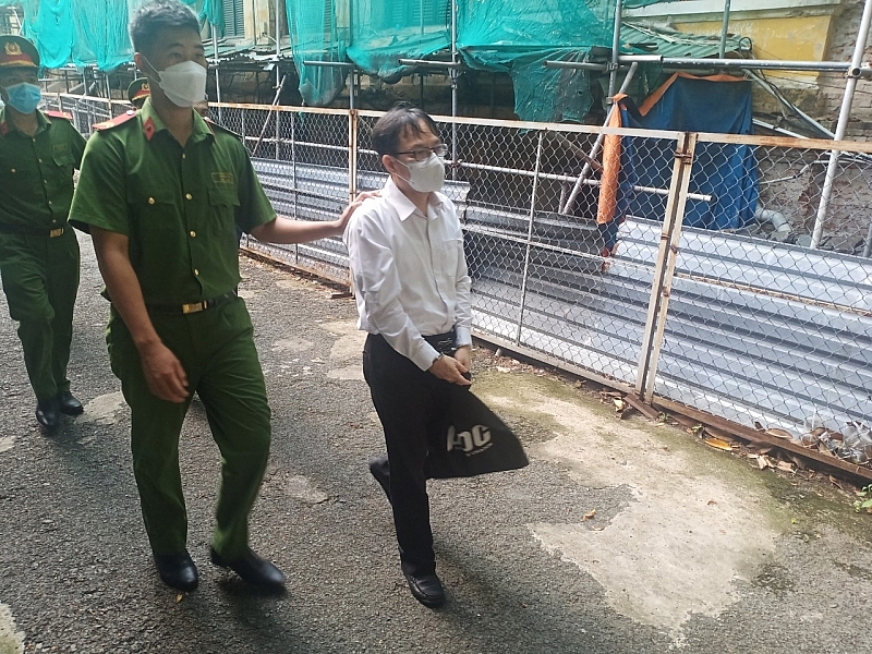 Cựu Chủ tịch Saigon Co.op bị dẫn giả đến tòa.