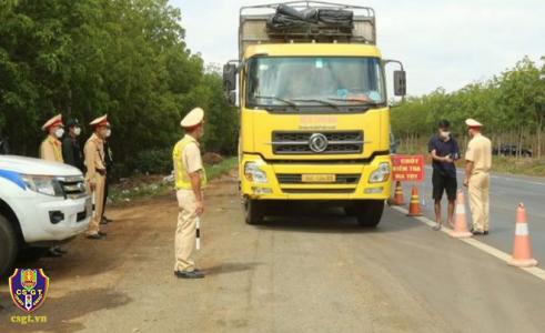 Gần 7.000 trường hợp vi phạm quá tải trọng bị CSGT 