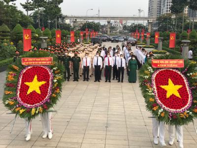 Lãnh đạo TPHCM dâng hương tưởng niệm các anh hùng, liệt sĩ